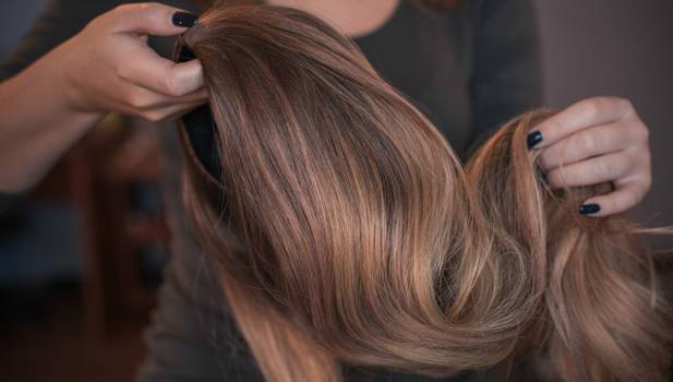  Koneckonců, poškozují laky na vlasy přírodní vlasy? Odborné odpovědi!