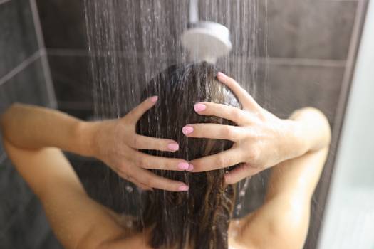 Är det skadligt att tvätta håret med varmt vatten?