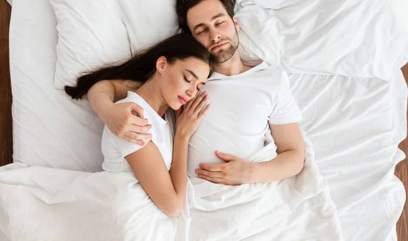  သင့်အိမ်ထောင်ဖက်နှင့် ဘေးချင်းကပ်အိပ်ခြင်းက အိပ်စက်ခြင်းအရည်အသွေးကို တိုးတက်စေသည်ဟု သုတေသနပြုချက်များအရ သိရသည်။