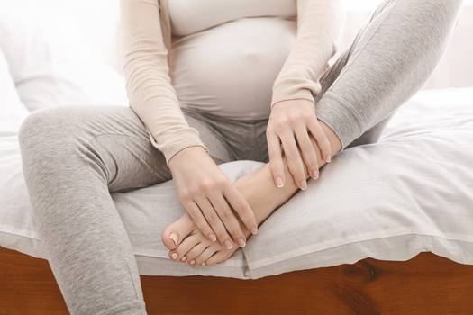 Gezwollen benen en voeten tijdens de zwangerschap? Leer hoe u dit kunt voorkomen